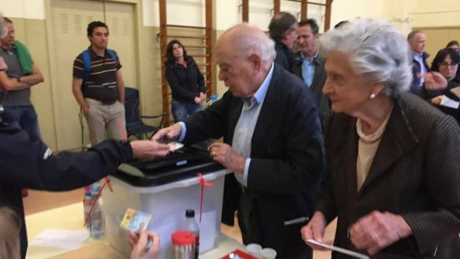 Jordi Pujol votando en el referéndum ilegal del 1-O junto a su esposa, Marta Ferrusola.