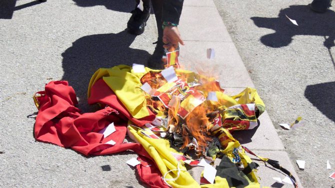 Quema de una bandera española en el campus de la Autónoma de Barcelona. 