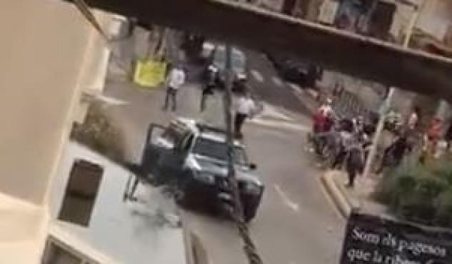 Ultraizquierdistas apedrean un coche de la Guardia Civil en San Carles de Ràpita.