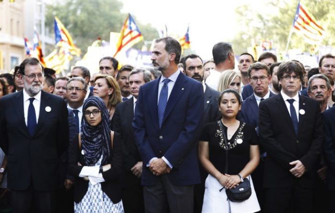 El rey Felipe VI, junto a los presidentes del Gobierno, Rajoy, y de la Generalitat, Puigdemont, durante la manifestación contra los atentados yihadistas en Cataluña.