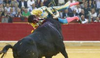 El segundo toro prendió con suma violencia a Cayetano Rivera Ordóñez