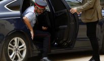 Josep Lluís Trapero se baja de su coche oficial a su llegada a la última Junta de Seguridad celebrada en Barcelona.