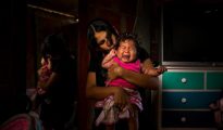 Una venezolana enferma de malaria con su hija, que padece una ceguera parcial como consecuencia de la enfermedad de su madre, en La Guaira (Venezuela), el pasado septiembre