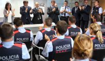 Puigdemont y otras autoridades felicitan a los mossos de la comisaría de Cambrils.
