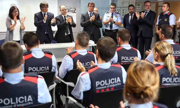 Puigdemont y otras autoridades felicitan a los mossos de la comisaría de Cambrils.