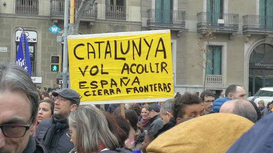 Cartel: Cataluña quiere acoger, España cierra fronteras (Baluarte Digital)