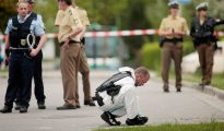 La Policía alemana asegura el escenario del crimen en la estación ferroviaria de Grafing después de un ataque con cuchillo (10 de mayo de 2016). Un hombre apuñaló a cuatro personas al grito –según se reportó– de "Alahu Akbar" (Alá es grande); una de ellas murió. (Foto: Johannes Simon/Getty Images)