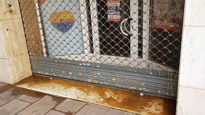 Ataque con excrementos contra la sede de Ciudadanos en Hospitalet.