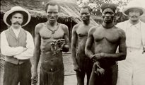 En la imagen, africanos del antiguo Congo sostienen varias manos amputadas por los colonizadores belgas.