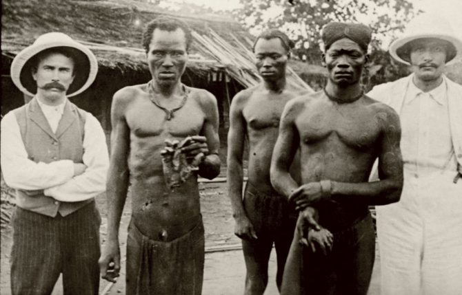En la imagen, africanos del antiguo Congo sostienen varias manos amputadas por los colonizadores belgas.
