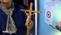 Una mujer belga protesta contra la decisión de Cruz Roja de retirar las cruces.