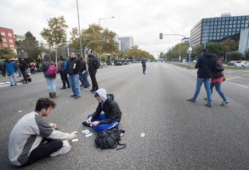 Estudiantes cortan la Diagonal de Barcelona