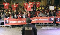 Imagen de archivo de trabajadores de la televisión públicana catalana, TV3, que protestan por los altos salarios de los directivos.