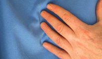 El dolor u hormigueo en los brazos o presión en el tórax son algunos de los síntomas del infarto.