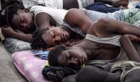 Inmigrantes africanos duermen en un centro de detención en Libia.