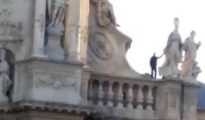 Un hombre se encarama a la fachada de la Catedral de Murcia