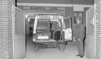 Imagen de archivo del 27/01/1993 en la que un vehiculo de la Guardia Civil de Llombay transporta los féretros de las tres niñas el día que aparecieron en el paraje de «La Romana», cerca de la presa de Tous (Valencia)