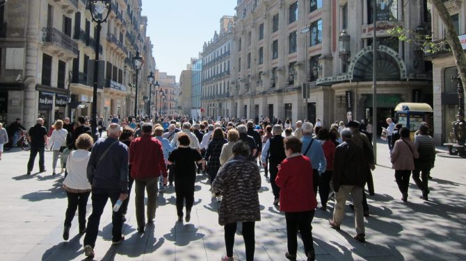 Jubilados paseando por el centro de Barcelona, la ciudad más afectada por la caída de los viajes del Imserso. 