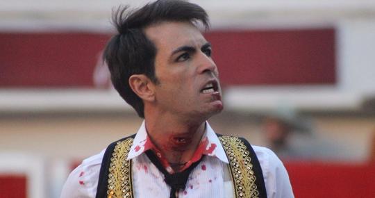 Arturo Macías, con la cornada en el cuello