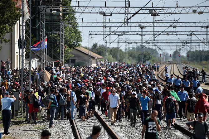 Miles de inmigrantes llegan a pie a la estación de tren de Tovarnik, Croacia, el 17 de septiembre de 2015. (Foto: Jeff J Mitchell/Getty Images).