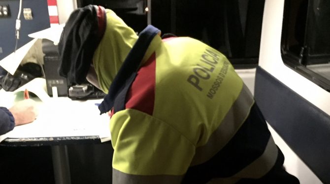 Los agentes cumpliendo con su obligación