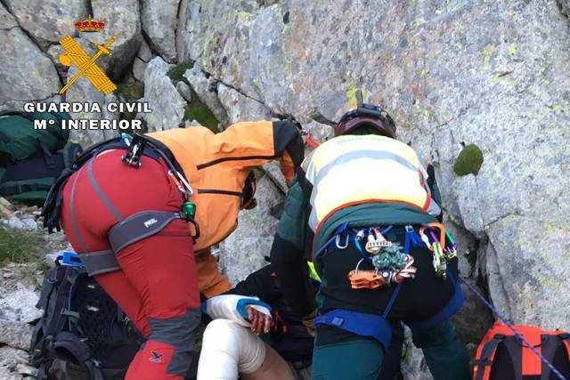 La Guardia Civil de Huesca rescata a dos montañeros en el pico del Alba.