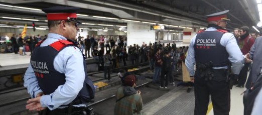 Los Mossos vigilan a un grupo de huelguistas en Barcelona.