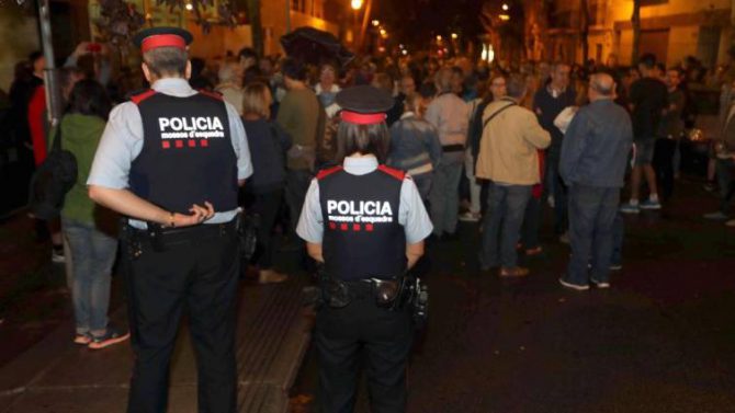 La pasividad de los Mossos el 1-o encendió todas las alarmas.