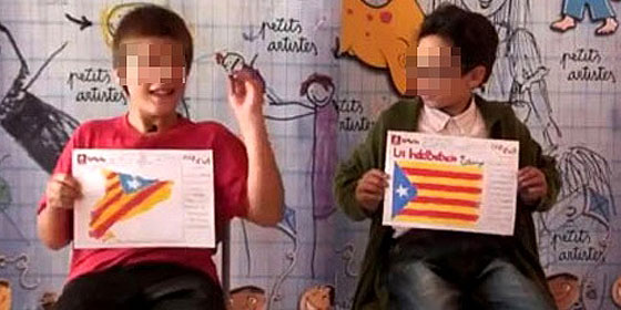 Niños catalanes con mapas independentistas en la escuela.