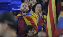 Aficionados del Barça pitan al himno en la final copera de 2015