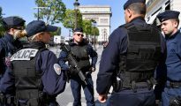 Un grupo de policías patrulla los Campos Elíseos de París después del ataque terrorista del 21 de abril de 2017, en el que murió un agente y otro resultó herido. (Jeff J Mitchell/Getty Images).