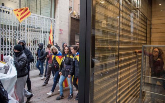 Un grupo de piquetes obligaron a cerrar varias tiendas en el centro de Lérida durante la jornada de huelga.