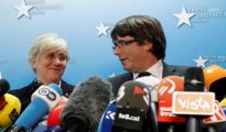 Clara Ponsati y Carles Puigdemont durante la rueda de prensa en Bruselas