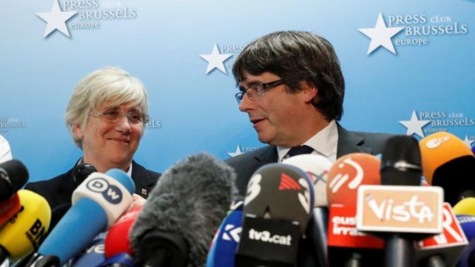 Clara Ponsati y Carles Puigdemont durante la rueda de prensa en Bruselas