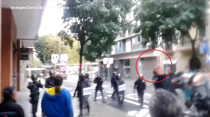 Roger haciendo peinetas pacíficas