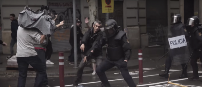 Roger enseñando a un policía a tocar el saxo