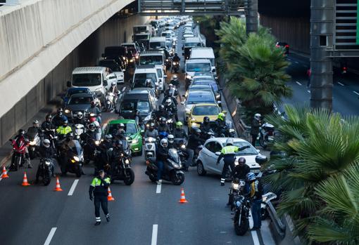 Vista de la retención provocada en la Ronda de Dalt por un grupo de manifestantes