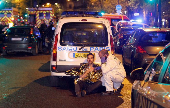 Un médico atiende a una víctima del ataque terrorista registrado en París, Francia, el 13 de noviembre de 2015. (Foto: Thierry Chesnot/Getty Images)