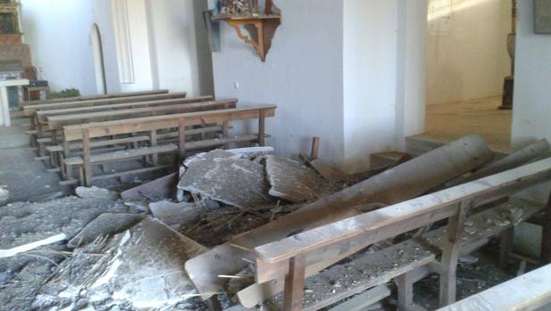 Falso techo de la iglesia de Tabanera la Luenga caído sobre los bancos del templo (ABC)