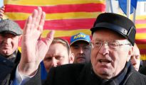 El político ultranacionalista ruso Vladímir Zhirinovski se manifiesta ante el consulado español en apoyo a la independencia de Cataluña