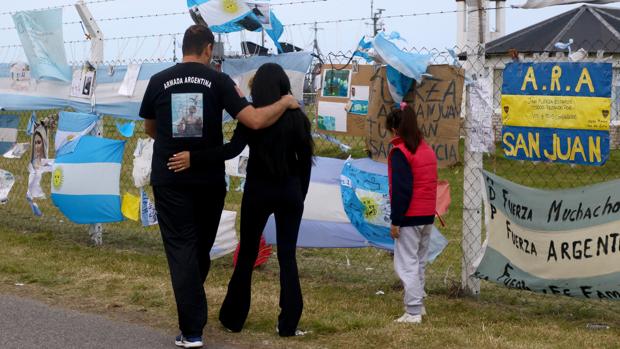Varias personas visitan el lugar de homenaje a los 44 tripulantes del submarino desaparecido