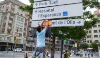 Pegatina de la bandera de España en un panel informativo en Barcelona.