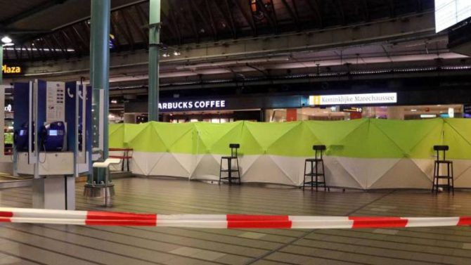 Vista del interior del aeropuerto de Schiphol desalojado después de que un hombre haya amenazado a pasajeros con un cuchillo, en Ámsterdan (Holanda)