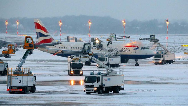 Empleados del aeropuerto de Dusseldorf quitan el hielo a un avión de British A