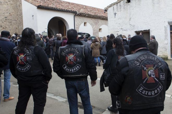 Allegados de Laínez, en el entierro de su amigo este jueves.