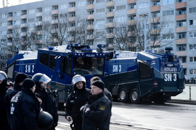 Policía antidisturbios en Leipzig, Alemania, el 18 marzo de 2017. (Foto: Jens Schlueter/Getty Images).