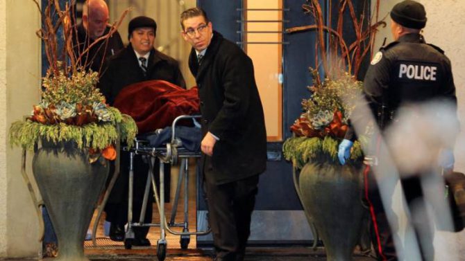 Imagen donde se ve uno de los cuerpos hallados en la casa del fundador de Apotex