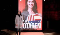 Inés Arrimadas posa junto a su cartel electoral durante el acto de inicio de campaña.