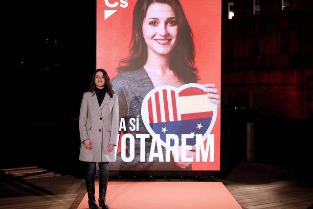 Inés Arrimadas posa junto a su cartel electoral durante el acto de inicio de campaña.