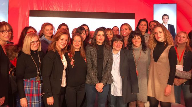 La candidata a la presidencia de la Generalidad durante un acto con mujeres en la carpa del partido